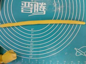 将面团排气分成等量剂子（35克一个），搓成长条状。