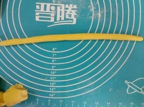 将面团排气分成等量剂子（35克一个），搓成长条状。