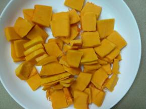 南瓜切成小块。