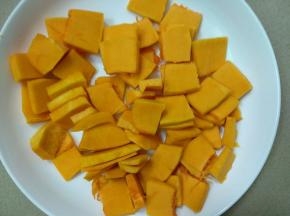 南瓜切成小块。