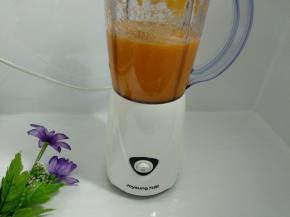 200克南瓜加200克清水，放入料理机搅拌成南瓜汁。