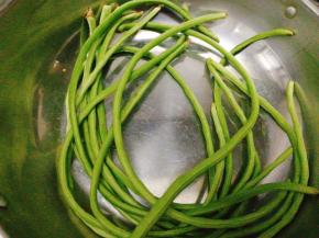 尽量选择比较嫩的豆角