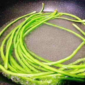 锅里放水煮开，豆角下锅煮