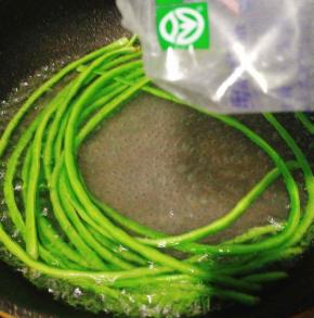 加点盐，这样豆角会保持它的绿色