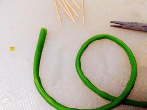 准备好牙签，用剪刀剪去头尾