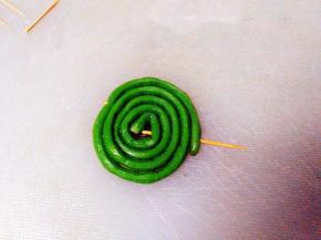 卷成棒棒糖样子用牙签固定