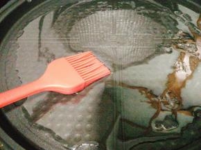 电饼铛倒油