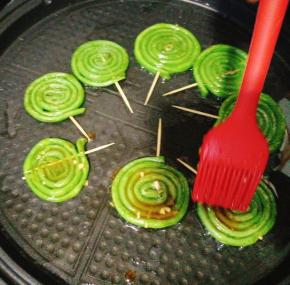 两面煎后均匀的刷上酱