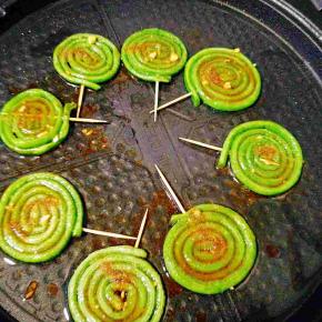 调小火慢慢煎，加入孜然粉