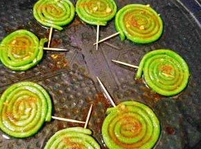 调小火慢慢煎，加入孜然粉
