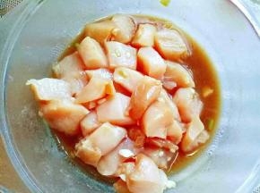 将鸡胸肉切成小块，戴上手套抓拌均匀。让鸡肉沾满酱汁，放入冰箱腌制4小时。(我放冰箱腌制一夜)
