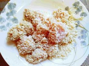 再放入面包糠的容器中，均匀沾满面包糠，依次做完。