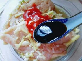 加入切好的葱姜蒜，再加入料酒，加入盐，耗油，生抽，番茄酱。