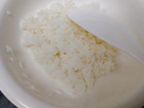 米饭放在大碗里，弄散