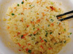 再次搅拌均匀，搅拌成颗粒分明的米饭蛋液。