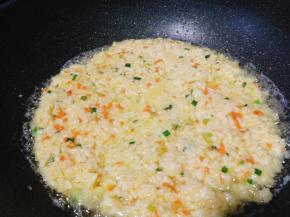 油开后铺上米饭