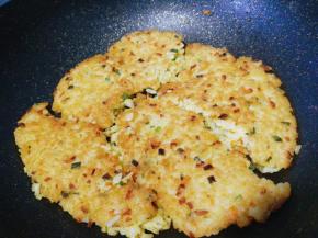 慢慢小火煎，底部煎熟后，晃动一下锅，饼会自己移动，此时翻面继续煎熟即可。