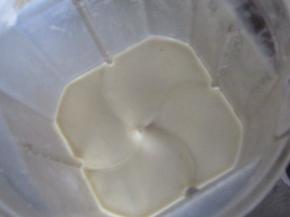 倒入破壁机中搅打成细腻的糊