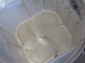 倒入破壁机中搅打成细腻的糊