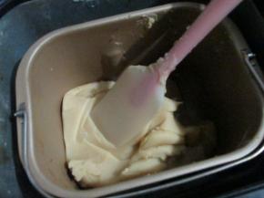 把糊倒入面包桶里，用自动翻炒功能炒，中途分3次加入花生油，第二次加入油后，放麦芽糖和白糖，炒至吸收后再加最后一次油，至炒到莲蓉成团切不再沾铲子就可以了。