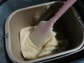 把糊倒入面包桶里，用自动翻炒功能炒，中途分3次加入花生油，第二次加入油后，放麦芽糖和白糖，炒至吸收后再加最后一次油，至炒到莲蓉成团切不再沾铲子就可以了。