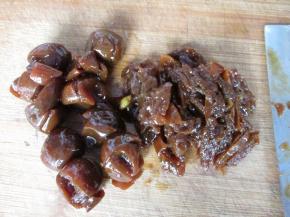 糖渍金桔切丝，切的时候注意如果还有残留的核要挑出来。我这个金桔是用红糖做得，颜色较深，白糖和白糖做得颜色浅，我家冰糖做得没有了，就剩下这个红糖的啦。味道都很好啦