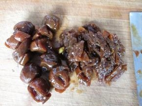 糖渍金桔切丝，切的时候注意如果还有残留的核要挑出来。我这个金桔是用红糖做得，颜色较深，白糖和白糖做得颜色浅，我家冰糖做得没有了，就剩下这个红糖的啦。味道都很好啦