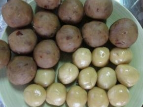 把馅料分成50克的剂子，面皮分成15克的剂子，3、7的比例比较容易包，如果喜欢皮更薄的，可以包成2、8，即馅50克，皮10克，但包的难度大。