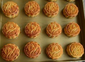 然后再入烤箱，上火170，下火160，烤15分钟出炉