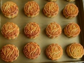 然后再入烤箱，上火170，下火160，烤15分钟出炉