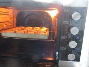 烤箱上下火180度预热完成后，入烤箱烤7分钟