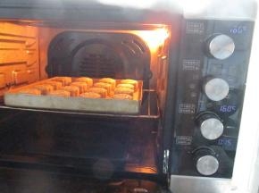 烤箱上下火180度预热完成后，入烤箱烤7分钟