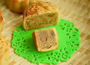 烤好的月饼切开，依稀还可以看到金桔丝，味道清淡的莲蓉搭配上果味浓郁的金桔，入口满满金桔的香味，口感则是莲蓉馅的口感，是非常好吃的一款的月饼哦