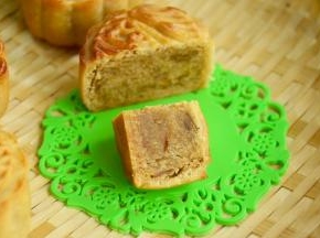 烤好的月饼切开，依稀还可以看到金桔丝，味道清淡的莲蓉搭配上果味浓郁的金桔，入口满满金桔的香味，口感则是莲蓉馅的口感，是非常好吃的一款的月饼哦