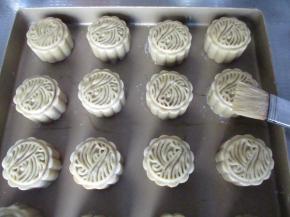 拿出来表面刷蛋液。注意蛋液的不是用全蛋，而是蛋黄和蛋清基本1：1，再加5克左右的水，这样上色效果较好。