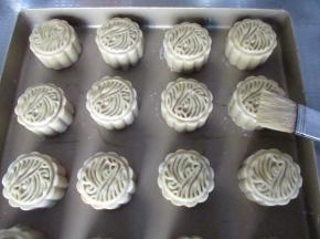 拿出来表面刷蛋液。注意蛋液的不是用全蛋，而是蛋黄和蛋清基本1：1，再加5克左右的水，这样上色效果较好。