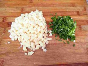 莲藕，葱切小丁。