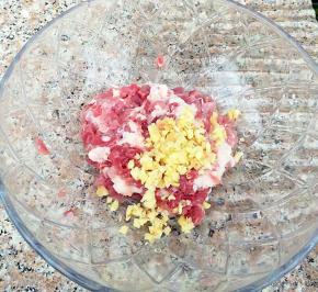 猪肉，姜切未，放入碗中。