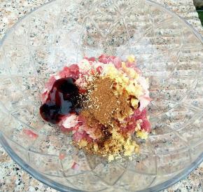 加盐，料酒，五香粉，鸡粉，蚝油搅拌上劲。