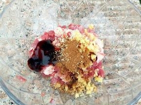 加盐，料酒，五香粉，鸡粉，蚝油搅拌上劲。