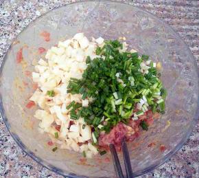 再加入莲藕，葱拌匀。