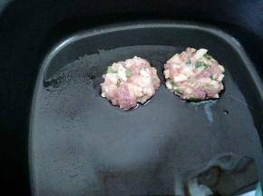 放入倒油的锅中，微微压扁。