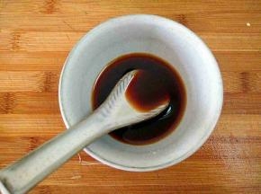 生抽，醋拌匀备用。