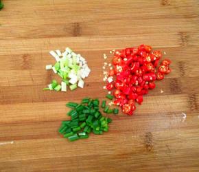 小米椒，葱切下。