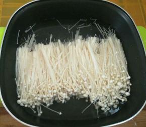 金针菇凉水下锅，水开捞出来沥水。