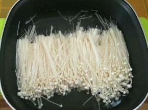 金针菇凉水下锅，水开捞出来沥水。