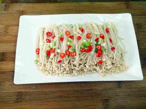 装入盘中，放上小米椒，葱花。