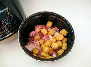 把猪蹄和豆腐泡放在电压力锅中