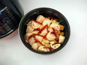 加入莲藕，姜片，干辣椒。