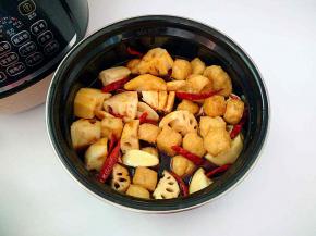 加入生抽，老抽，冰糖和食材平行的清水。